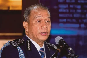 Himpunan pembangkang: Polis tahan 2 lelaki bawa, sebat patung mirip PM