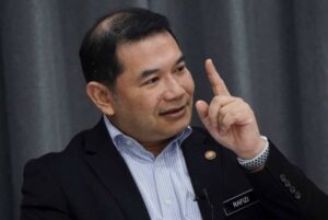 ‘Diam, andai teruskan AIDS!’ – Rafizi dedah isteri terima ancaman