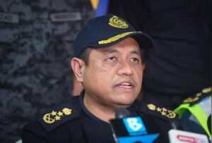 Seorang anggota JPJ cedera diseret ‘ulat’ teksi lari pemeriksaan