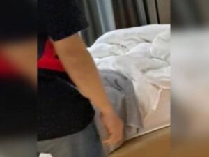 Wanita khalwat 3 lelaki dalam bilik hotel
