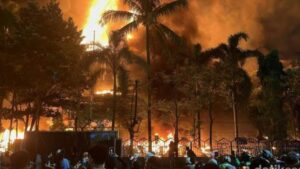 3 maut, Dewan Perwakilan Rakyat Makassar dibakar