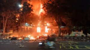 Rusuhan Indonesia: Bakar masjid pula