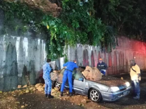 Bongkah batu hempap kereta di Paya Terubong