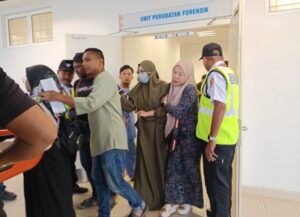 Suami isteri longlai tunggu jenazah anak