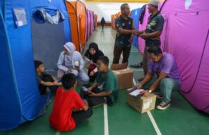 Cemas air paras dada, suami isteri panjat tingkap selamatkan diri