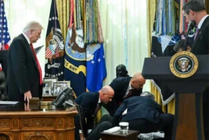 Lelaki rebah di belakang Trump semasa sidang media di Pejabat Oval