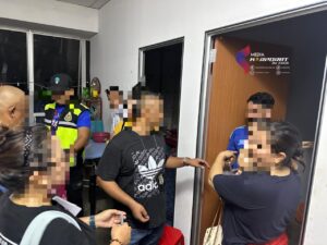 PATI bertempiaran lari, sembunyi atas siling, 45 ditahan