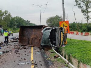 Warga emas maut tercampak, tayar lori pecah, terbalik dalam longkang