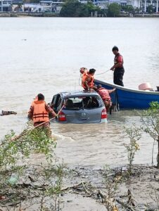 Gadis maut kereta terbabas masuk sungai