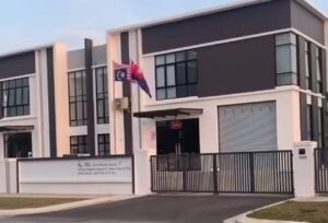 Lelaki warga China ditahan kibar Jalur Gemilang terbalik