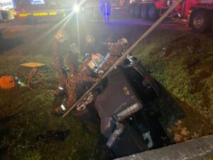 Pemuda maut, seorang parah dua pikap bertembung