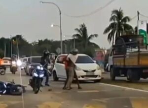Dua penunggang motosikal gaduh tengah jalan