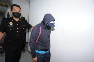 Dua pegawai imigresen didakwa terima wang, seorang lagi pecah amanah