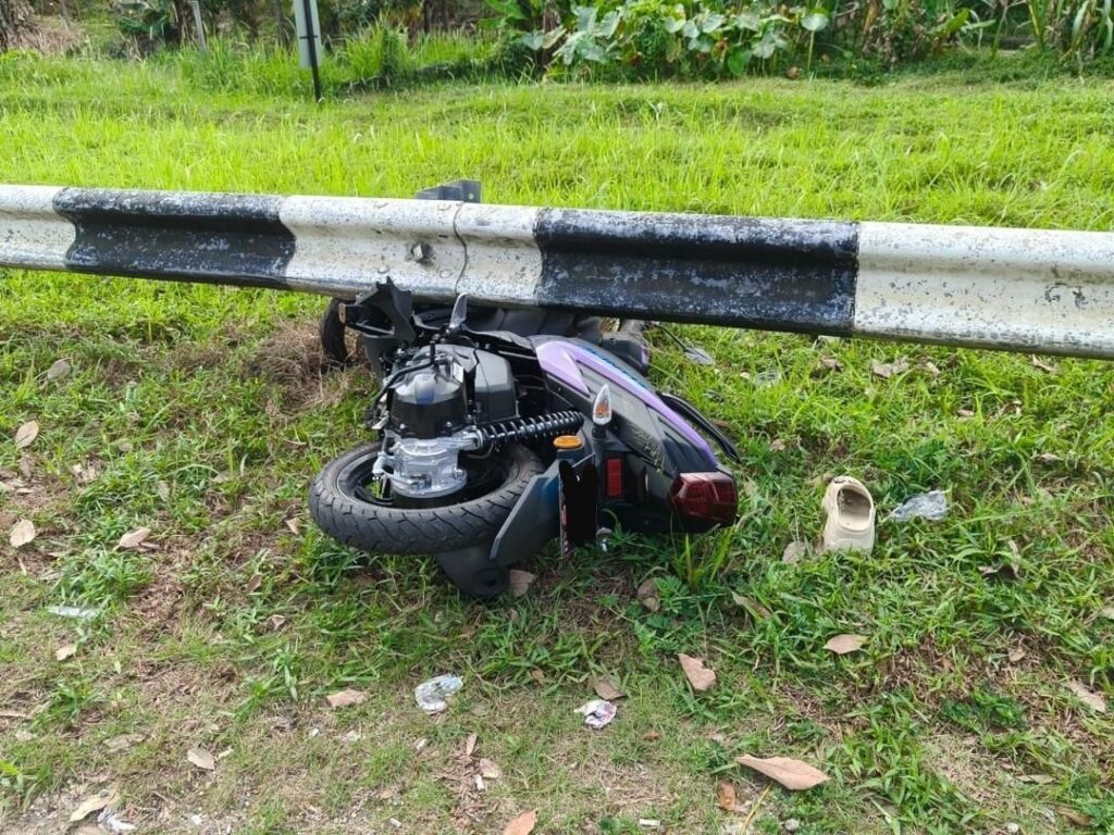 Gadis maut langgar penghadang jalan, ibu parah