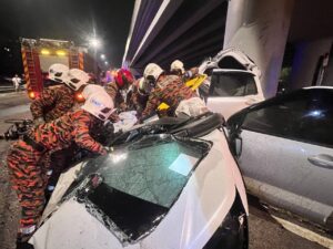 Dua remaja maut kereta langgar tembok konkrit