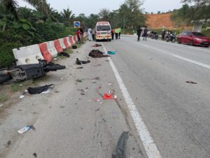 Dua beranak maut kemalangan, motosikal bertembung kereta