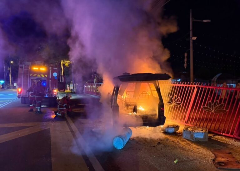 5 melecur, van pekerja terbakar langgar tiang elektrik