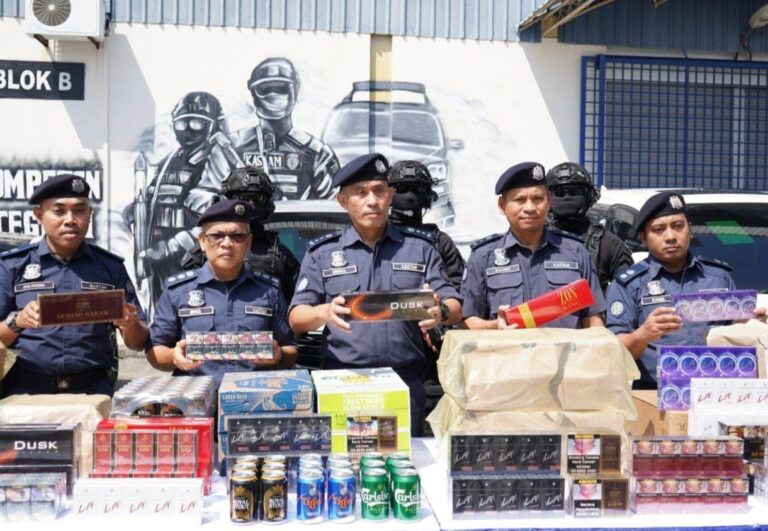 Arak, rokok sorok bawah lantai