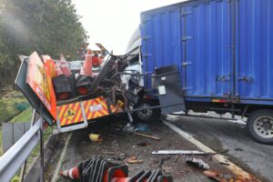 Maut dirempuh lori semasa selenggara jalan